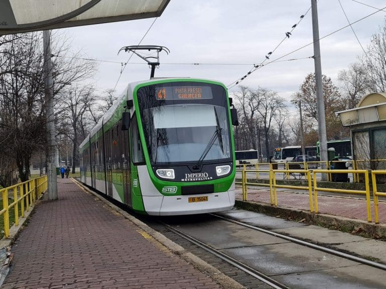 VIDEO Momentul în care două tramvaie se ciocnesc frontal în București. Ce spune STB despre cauza probabilă a accidentului soldat cu trei răniți