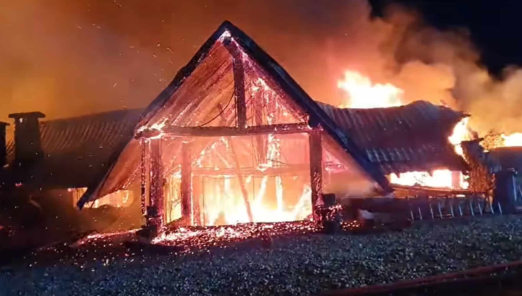 VIDEO Incendiu puternic la Ferma Dacilor (Tohani) / Șase persoane carbonizate / Două persoane încă dispărute / Procurorii au început audierile în acest caz
