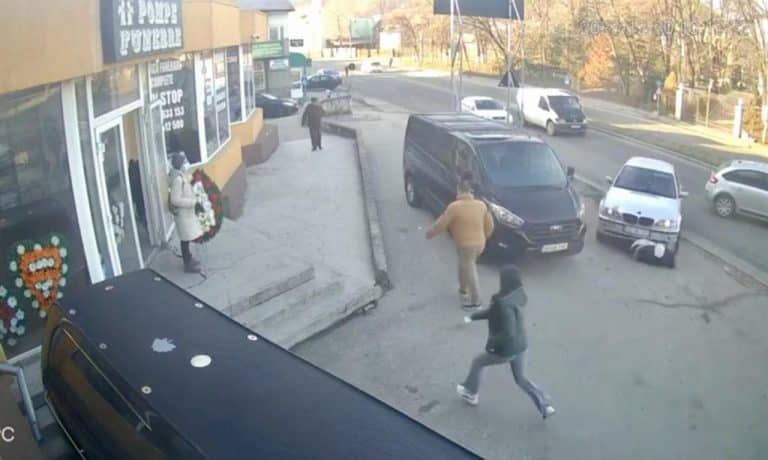 VIDEO Incident șocant în trafic, la Slatina. Bărbat lovit intenționat cu maşina și târât pe trotuar