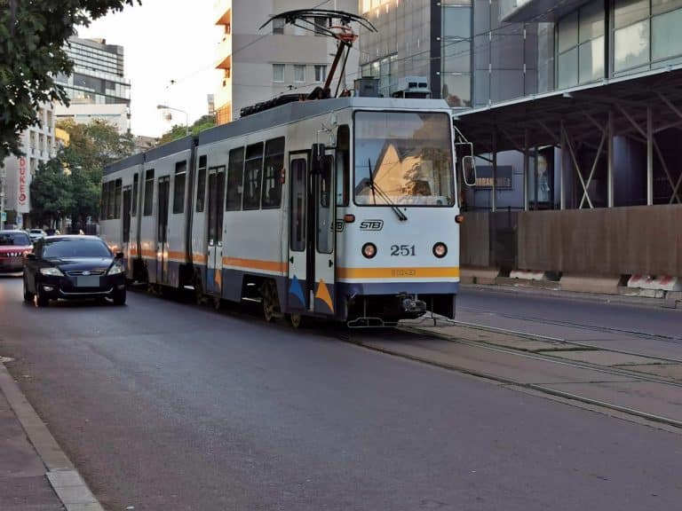 În Bucureștiul anului 2023, vatmanii încă schimbă macazul cu ranga / Când va fi automatizată instalația