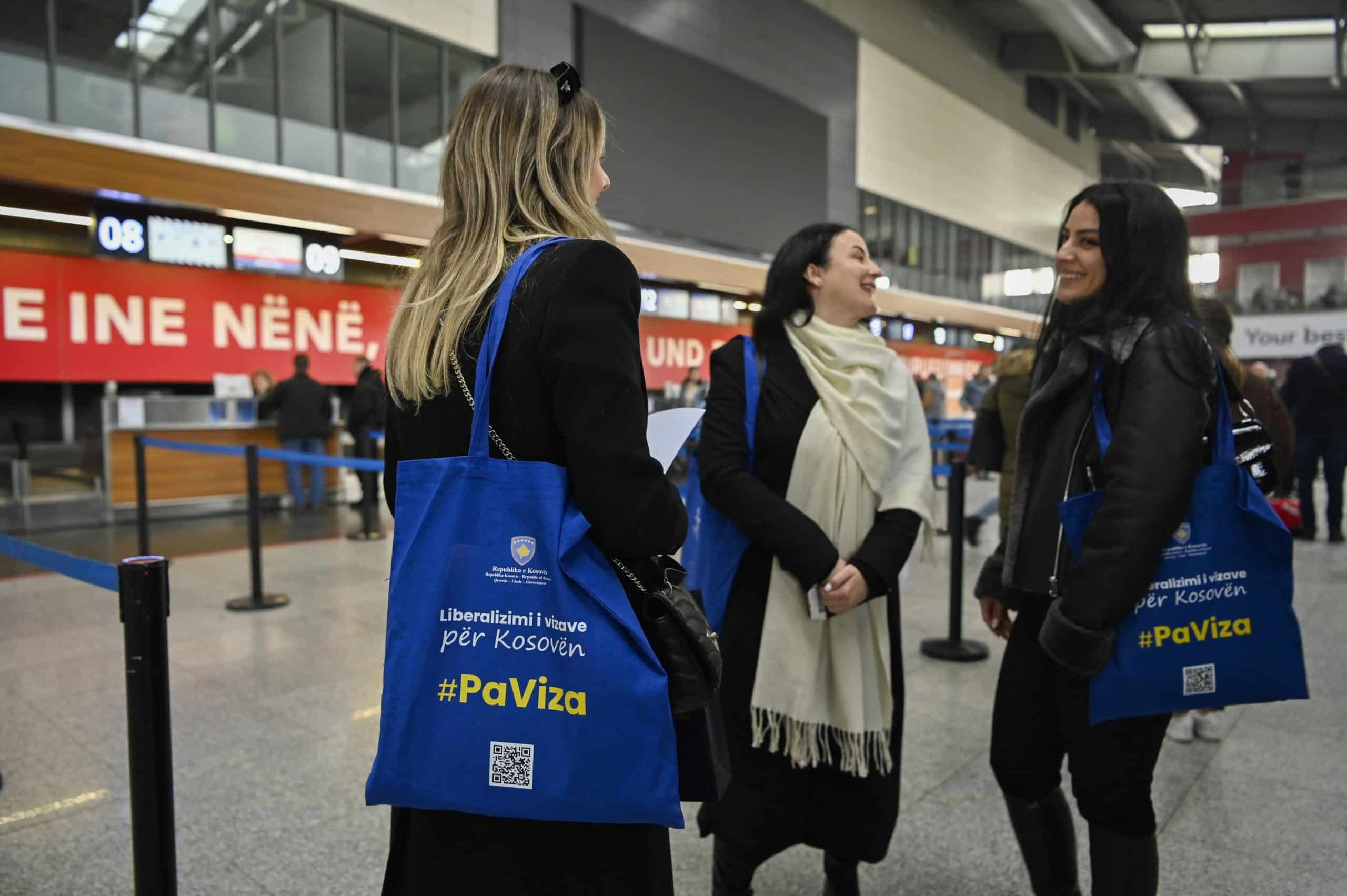 Cetățenii din Kosovo pot de luni să intre în UE fără vize. Ei îndeplineau condițiile din 2018, dar s-au opus mai multe țări, printre care și România