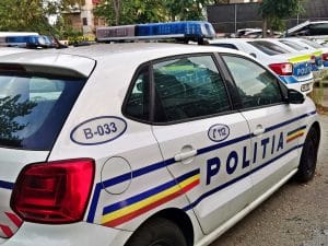 VIDEO Imagini puternice: Bărbat spulberat de o mașină de Poliție, la Constanța, în noaptea de Revelion / Polițist la un pas să fie linșat de martori