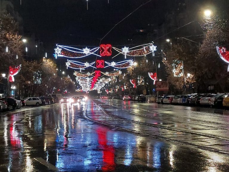 Dacă v-au plăcut luminițele de Crăciun din București, aflați acum și cât au costat / Trei primării de sector țin informațiile la secret