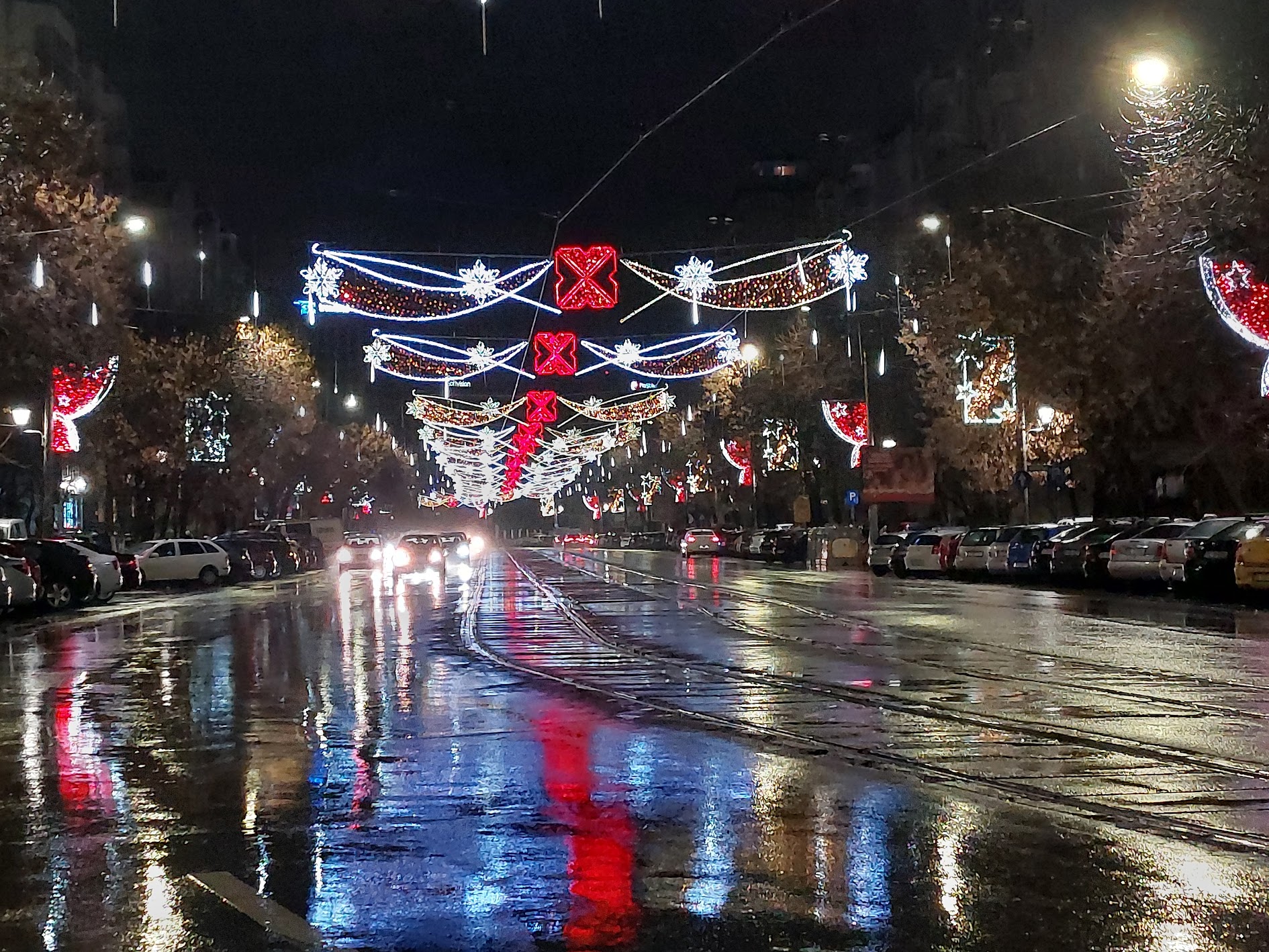 Dacă v-au plăcut luminițele de Crăciun din București, aflați acum și cât au costat / Trei primării de sector țin informațiile la secret