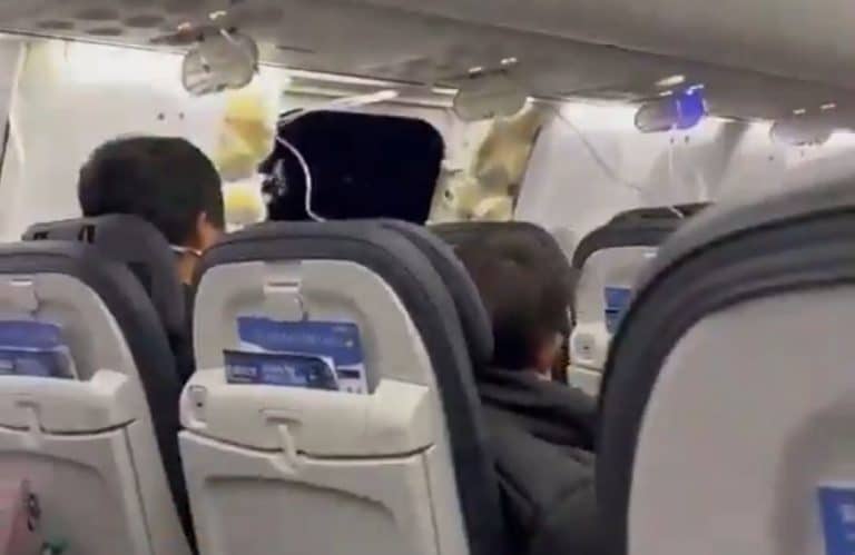 VIDEO Un avion Boeing 737 MAX 9 a pierdut o bucată de fuzelaj în timpul zborului