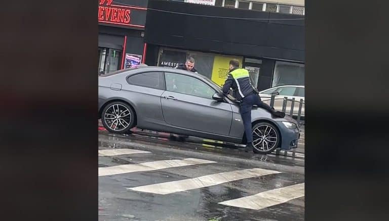 VIDEO Un polițist s-a suit pe capota unei mașini și a folosit arma pentru a prinde un șofer care a refuzat să oprească, în București