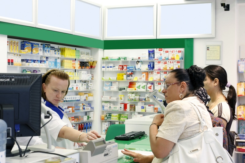 Paradoxul din farmacii: cu cât un medicament e mai scump, cu atât el devine mai nerentabil. De ce medicamentele care costă sute, mii sau zeci de mii de lei riscă să dispară complet din farmacii