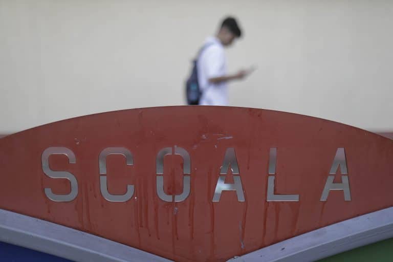 „În primul rând, suntem categorii sociale diferite”. Declarația unei profesoare care a stârnit controverse / SONDAJ LIVE Ar trebui ca elevii să aibă aceeași intrare în școli cu a profesorilor?