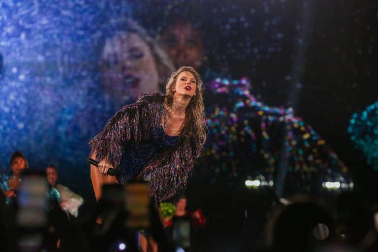 Polemica stârnită de un articol din The New York Times despre orientarea sexuală a cântăreței Taylor Swift