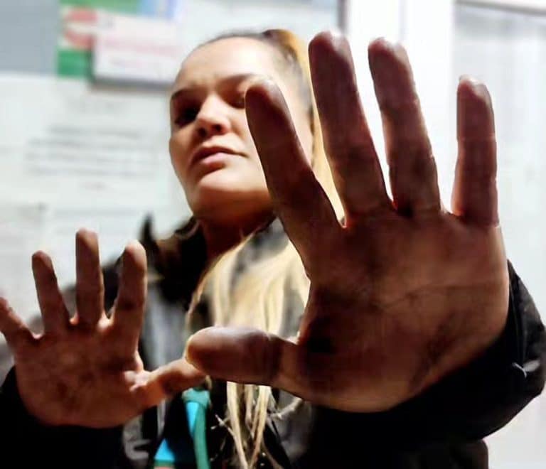 Activista Angi Șerban, după ce a fost ridicată de poliție: Este evident că am fost reținută politic pentru că sunt activistă anticorupție