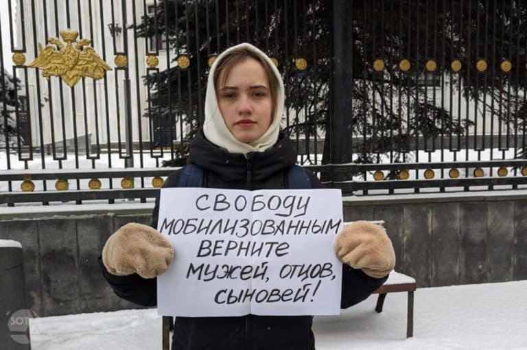 „Dacă începi să te gândești la cât de bine ar fi fost să fugim, e posibil să-ți ieși pur și simplu din minți”. Interviu cu soția unui soldat rus de pe frontul din Ucraina despre protestele femeilor, război și Vladimir Putin