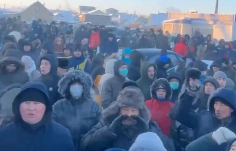 VIDEO Eveniment rar în Rusia: Mii de oameni au ieșit să protesteze în Bașchiria după o decizie a instanței / Scutierii au intervenit în forță
