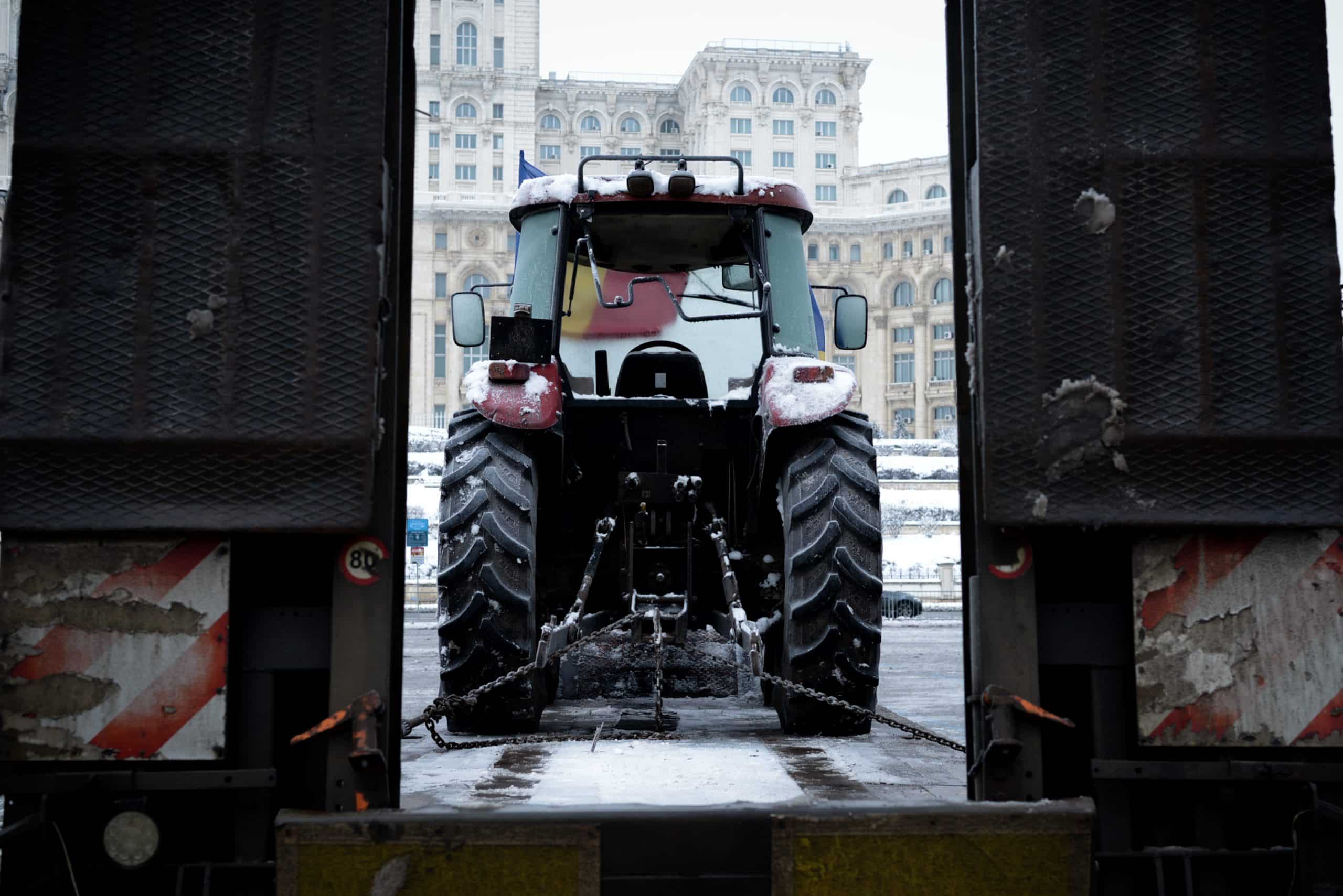 Protestul tractorului singuratic. Piața Constituției este goală, deși erau așteptați 5.000 de oameni / Organizator: Democrația în țara asta a încetat să mai existe