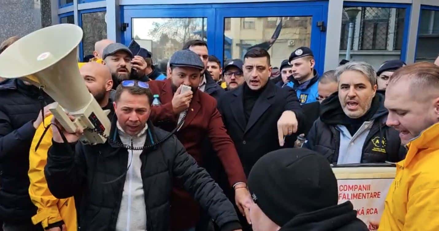 VIDEO Protest AUR în fața ASF, unde au blocat circulația pe Splaiul Independenței / Simion spune că vor merge la Guvern: „Jandarmii să stea aici, să-i păzească pe boii ăștia”