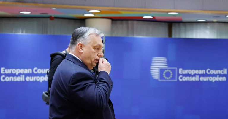 „Pur și simplu nu a mai avut nicio altă opțiune”: Cum a cedat Viktor Orban la summitul UE și a acceptat ajutorul pentru Ucraina / Fotografia cu care Politico își ilustrează articolul