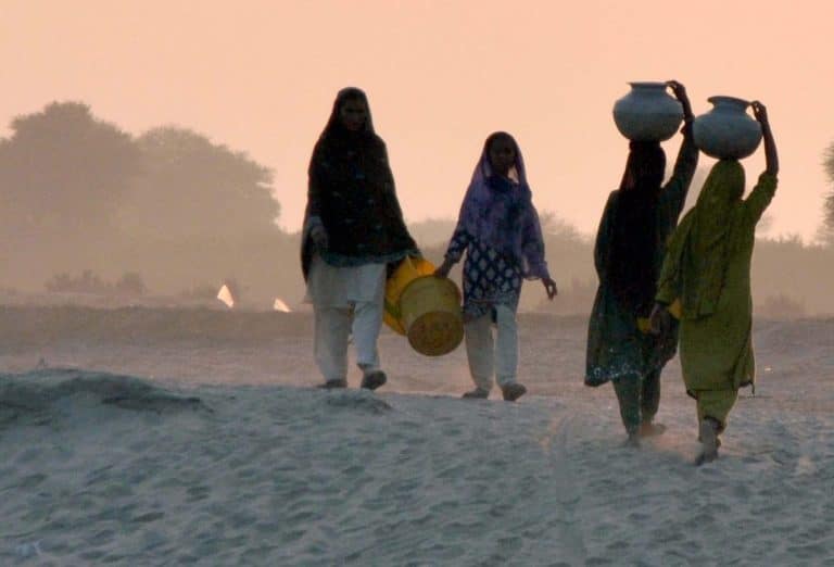 Interviu cu scriitorul care a documentat crimele de onoare împotriva femeilor: „Ce am descoperit în Pakistanul rural m-a îngrozit”