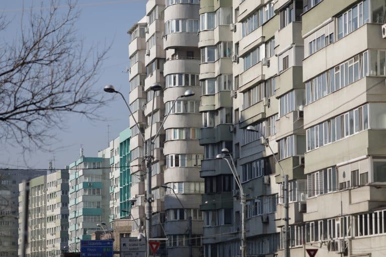 ​Cică au căzut Imobiliarele. Mamă, ce mă mai doare-n cot că s-au prăbușit