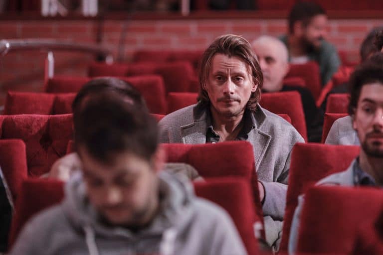 FOTO Actorul Marius Manole, la spital după un accident în timpul unui spectacol la Național: „Acum sunt în regulă cât de cât”