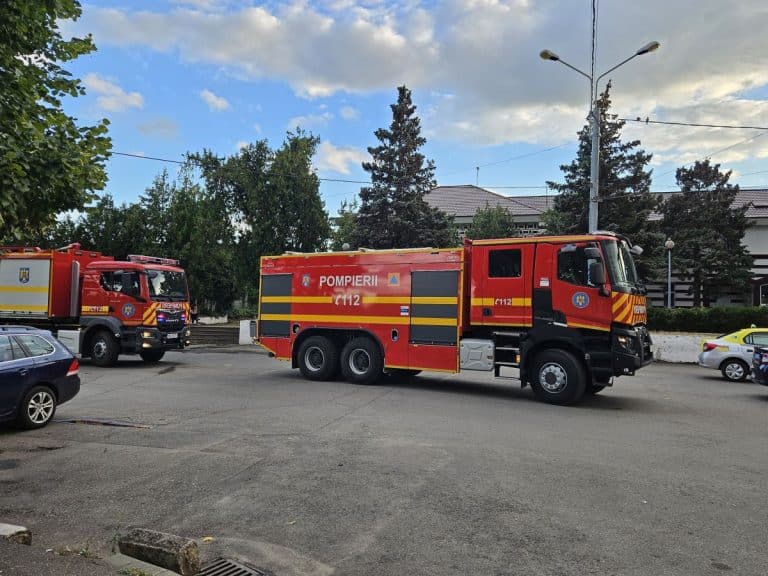 Incendiu la o pensiune din Călimăneşti. Un angajat a murit, opt turiști și patronul s-au evacuat