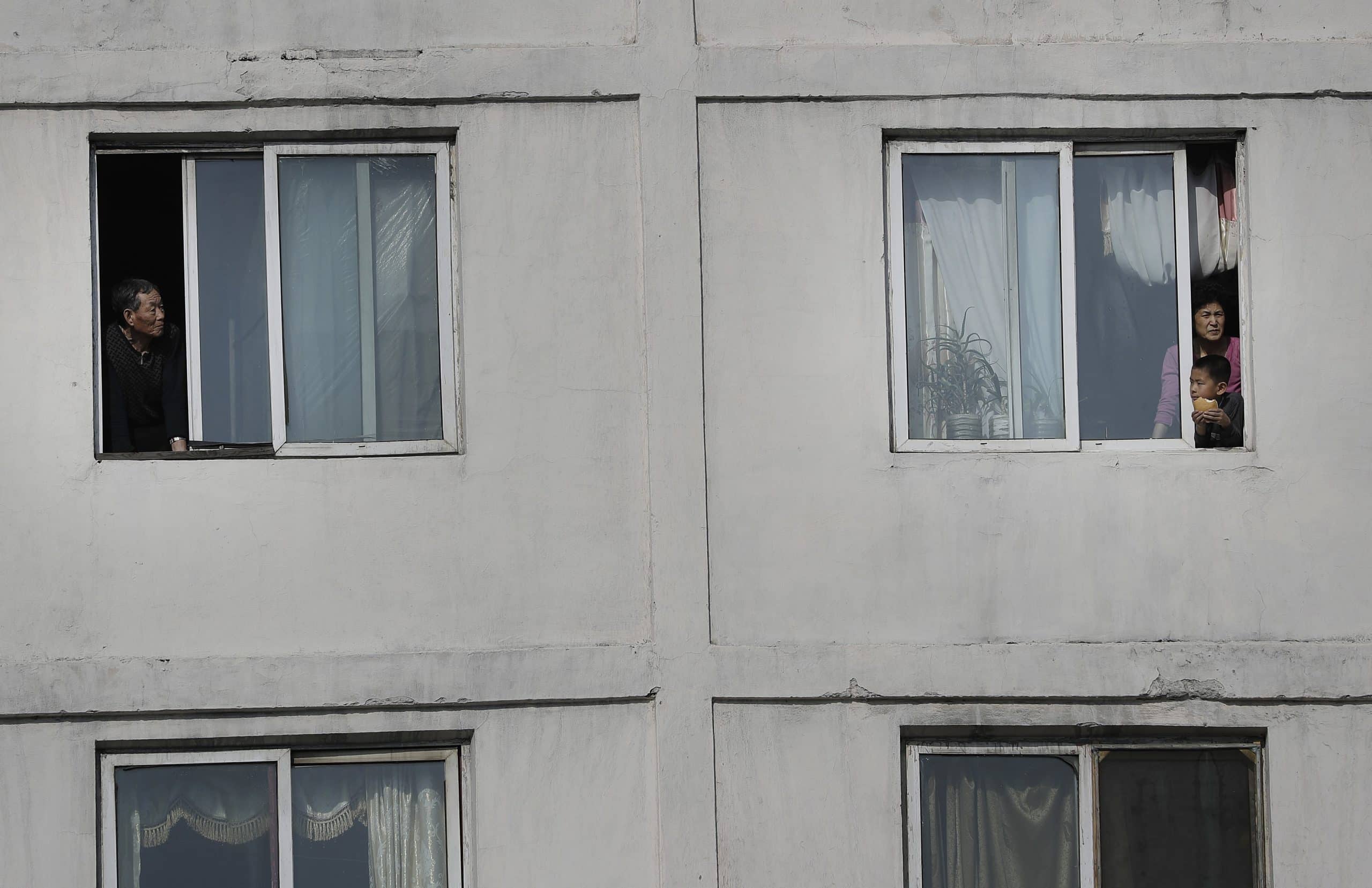 Cei care au fugit de regimul Kim Jong Un au povestit cât de cruntă este viața în Coreea de Nord: Jumătate dintre angajați nu primesc niciun salariu, piața neagră e singura șansă de supraviețuire