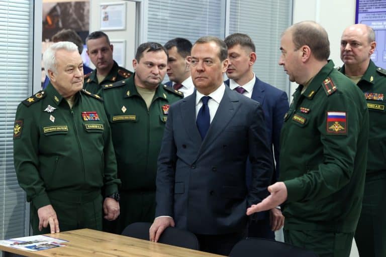 „Aceasta este chiar Apocalipsa. Sfârșitul tuturor”: Dmitri Medvedev spune că Rusia va fi nevoită să lupte asimetric în cazul unui război cu NATO