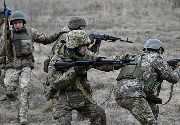 Doar un sfert din cei un milion de ucraineni mobilizaţi sunt desfășurați pe front. Noul șef al armatei ucrainene, Olesksandr Sîrski, ar urma să facă un audit – Podoliak