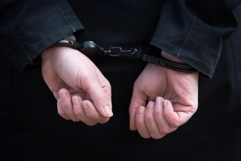 Şoferiţă încătuşată, după ce a devenit agresivă fiind prinsă în trafic cu numere false, în Dâmboviţa