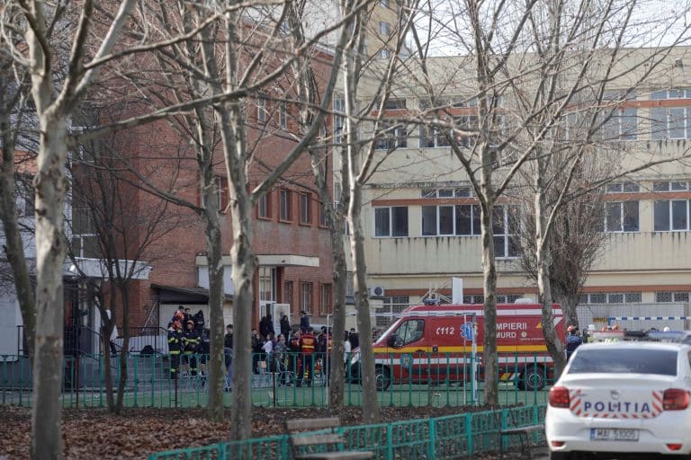 Incident grav la un liceu din București. Peste 20 de elevi au ajuns la spital după ce un coleg a dat cu spray lacrimogen / Poliția a deschis dosar penal