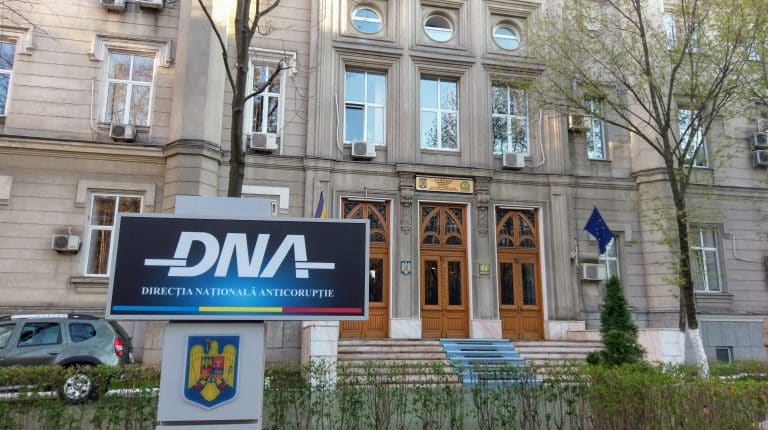 Șeful Vămii București, reținut de DNA alături de alți patru funcționari. Sunt acuzați că luau mită de la oameni de afaceri care aduceau în țară mărfuri contrafăcute / Cine este Paul Petrof, vizat de DNA și în 2017, și ce avere declarată are