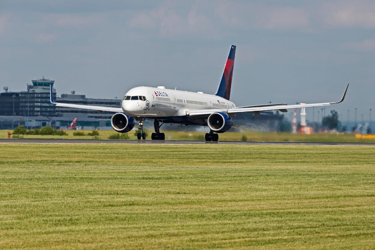 Incident bizar în aer: viermi căzuți pe un pasager dintr-un bagaj de mână. Avionul s-a întors de urgență pe aeroportul din Amsterdam