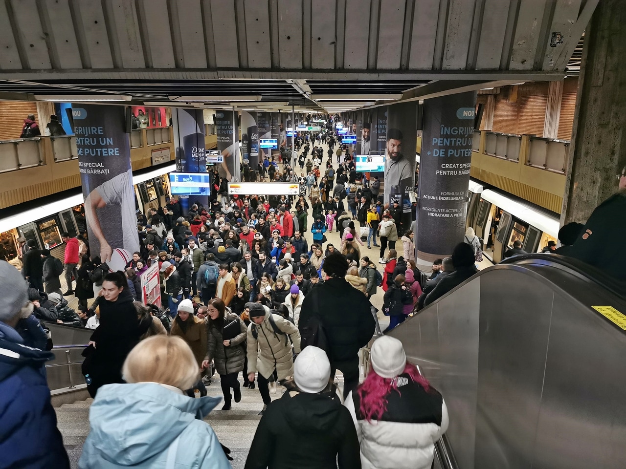 VIDEO Incident grav la metrou: Două trenuri s-au ciocnit în stația Timpuri noi / O garnitură a intrat pe linia deja ocupată / Metrorex: Trenurile s-au atins cu cuplele