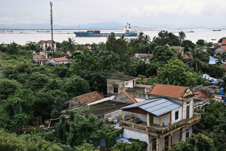 „Oamenii se opreau să o atingă, să vadă dacă e reală” – povestea românului care s–a stabilit într-un oraș vietnamez acum 20 de ani, când nu mai văzuse nimeni femei occidentale