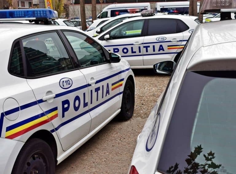 Profesor de la un renumit colegiu naţional din Ploieşti, arestat la domiciliu pentru act sexual cu un minor. Fata are 14 ani