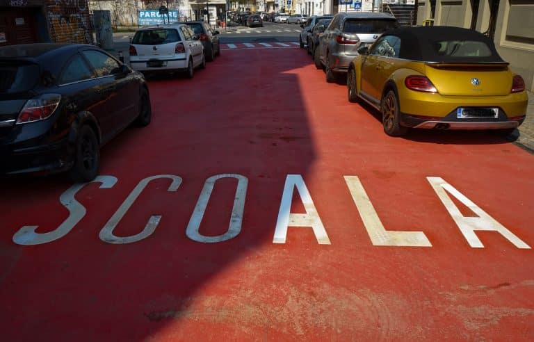 Protest în fața unei școli din București după ce un elev din clasele primare ar fi fost violat de două ori în toaletă / Reacția conducerii după acest caz șocant – UPDATE