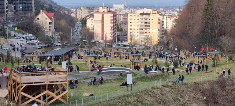 Treabă românească – Cel mai nou parc din Brașov a intrat în reparații la două zile de la deschidere