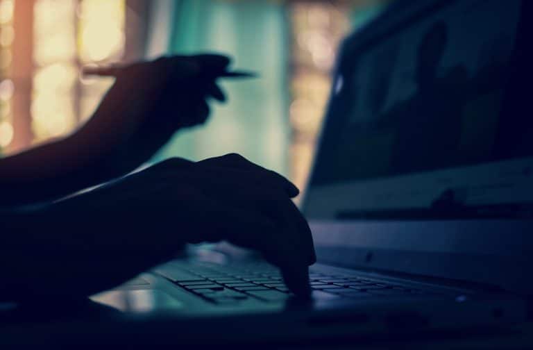 Extrase din manualul care arată cum pot ajunge tinerii români țintă a cultului internațional care practică violența extremă pe internet. „Câștigă-i încrederea, fă-o să vrea să se taie pentru tine”