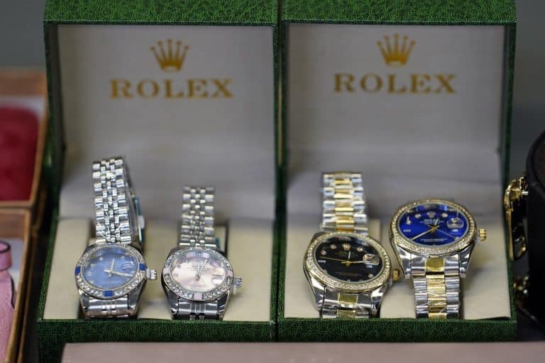 Prințul Rolex-urilor false este judecat la Paris / El se apără singur și cu tupeu în fața armatei de avocați ai orologierului elvețian