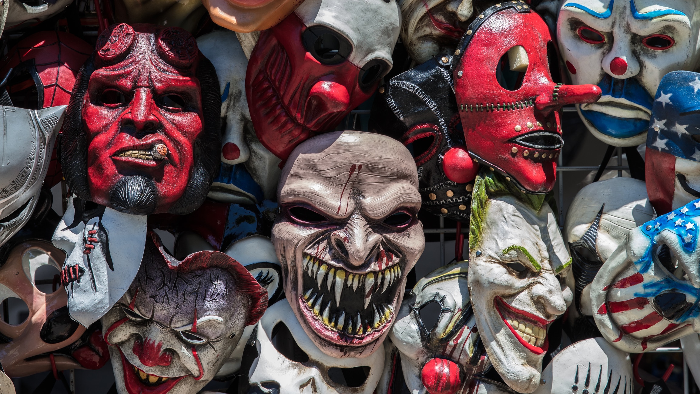 „M-am trezit într-o lume a demonilor”: Povestea unui bărbat care are o boală rară, ce schimonosește fețele celor din jur