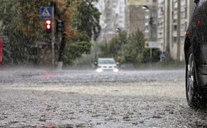 Meteorologii anunță o schimbare bruscă a vremii: Ploi și vânt puternic în mare parte din țară, ninsori la munte – HARTĂ / Care e prognoza pentru București