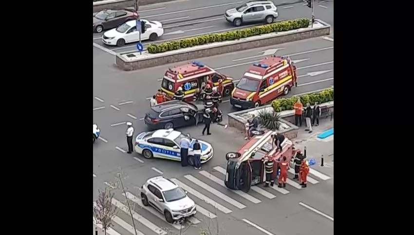 Accident grav de circulație pe Calea 13 Septembrie. O ambulanță SMURD s-a răsturnat. Trei persoane au fost rănite