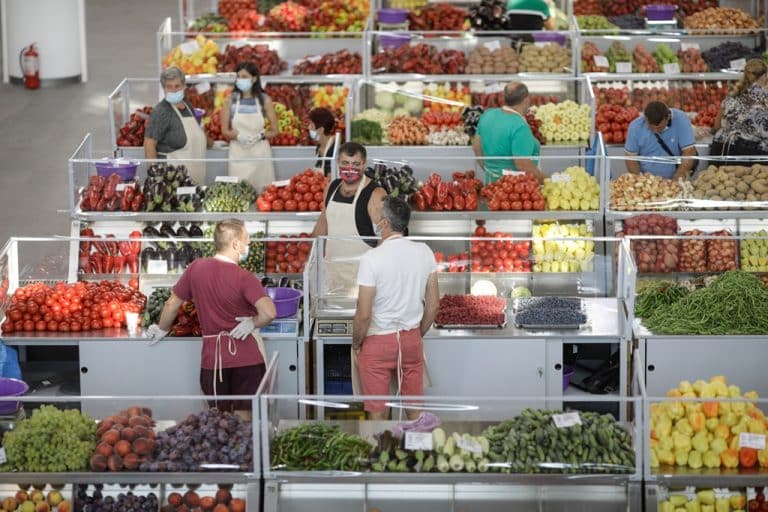 OPINIE Închideți supermarketurile în weekend. Lăsați piețele fermierilor deschise. Închideți papaya și kaky, deschideți leurda și mărarul!