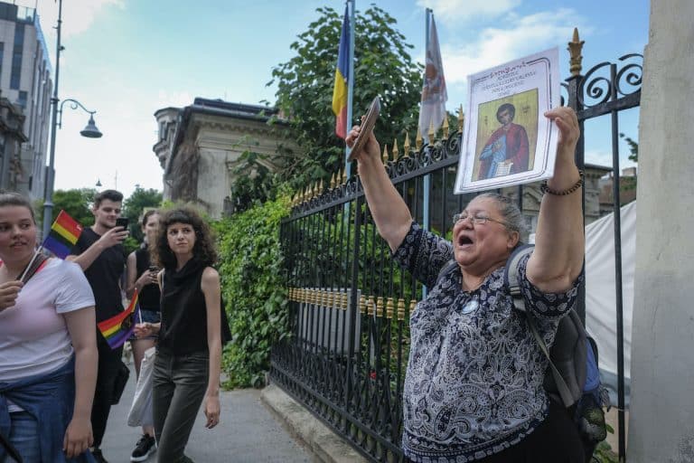 Cum este să fii adolescent LGBTQ într-un oraș de provincie unde „copilul e bombardier la suflet, de când învață să meargă și până termină clasa a XII-a”