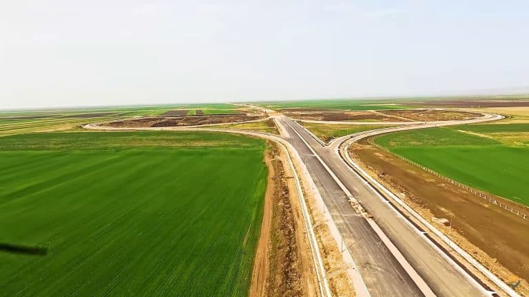 Autostrada „Moldovei” A7, filmată din avion cap-coadă: „Întârzieri colosale”, „termene depășite” și singurele tronsoane cu șanse de deschidere în 2024 – Ce spune Pro Infrastructura