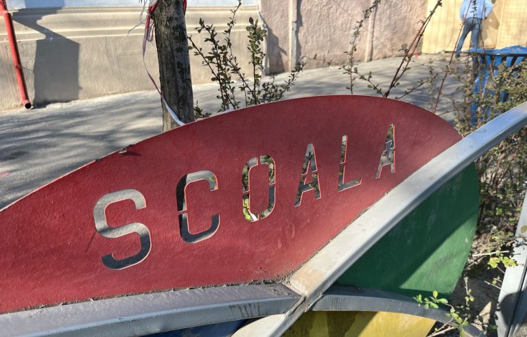 Scandal la Colegiul Hasdeu din Buzău, unul dintre cele mai bune din țară. Directoarea și-a dat demisia / Părinții acuză că profesoara de română „nu vorbeşte corect gramatical”