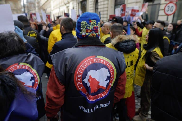 INTERVIU. „Unor generații chiar li s-a urât cu binele. E un fel de mâzgă care întunecă mintea”. Despre opțiunea pentru AUR a tinerilor, altfel decât în alb și negru, prost și deștept – explicațiile unui profesor de gândire critică