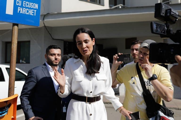 ÎNREGISTRĂRILE CU PRIMARUL. „O cercetare a pieței”. Așa explică Clotilde Armand discuția înregistrată, în care îi cere directorului unei firme să aducă el trei companii care să oferteze pentru o licitație la Primăria Sectorului 1: „Ne bazăm pe dumneavoastră”