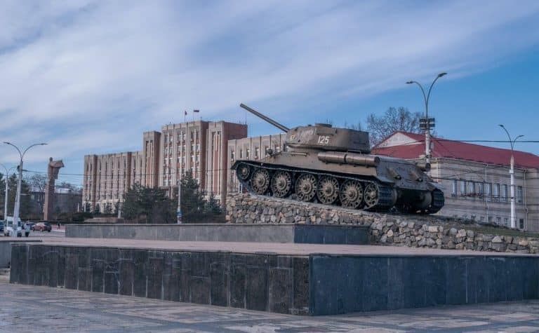 Un ofițer român din Republica Moldova a ajuns în celula lui Ilie Ilașcu după ce a fost luat de pe stradă de miliția transnistreană. „Sunt 19 luni de când fiul meu e în pușcărie la transnistreni”, spune mama lui