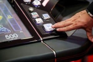 Parlamentul a adoptat noi reguli pentru jocurile de noroc în România / Păcănelele vor fi scoase în afara localitățiilor cu până în 15.000 de locuitori / USR: E praf în ochi