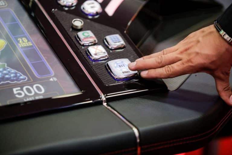 Parlamentul a adoptat noi reguli pentru jocurile de noroc în România / Păcănelele vor fi scoase în afara localitățiilor cu până în 15.000 de locuitori / USR: E praf în ochi