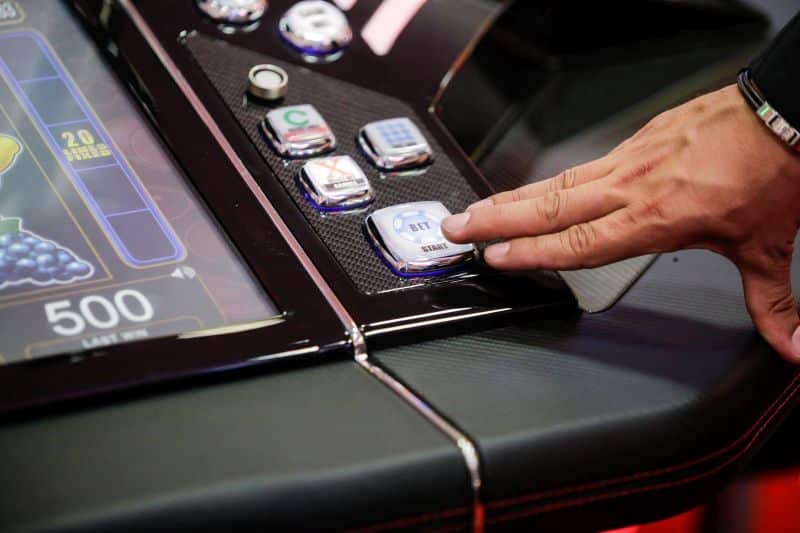 Parlamentul a adoptat noi reguli pentru jocurile de noroc în România / Păcănelele vor fi scoase în afara localitățiilor cu până în 15.000 de locuitori / USR: E praf în ochi